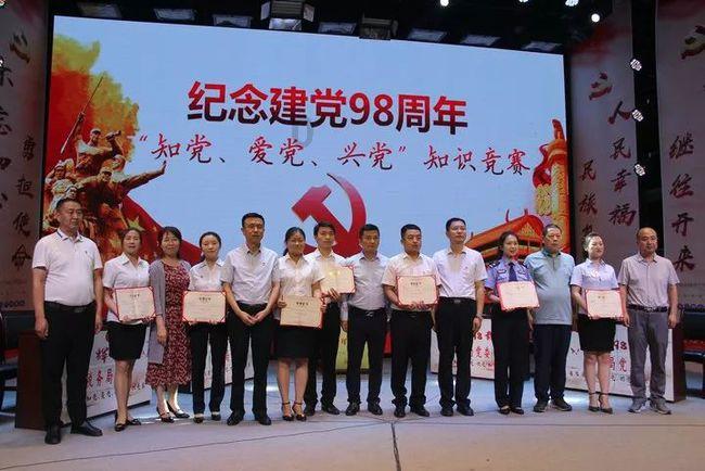 我在大连周水子机场不小心开进了出租车接客的道上，我没停直接开出去了，这样算交通违规么?游戏画面